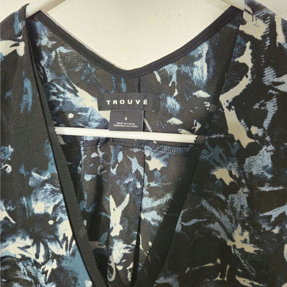 Trouve Blue/Black Floral Sleeveless V-Neck Size Small Side Slits. - Picture 4 of 5